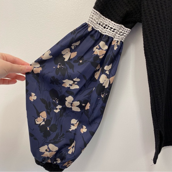 Waffle-knit sweater with floral balloon sleeves and lace detail - Picture 2 of 7